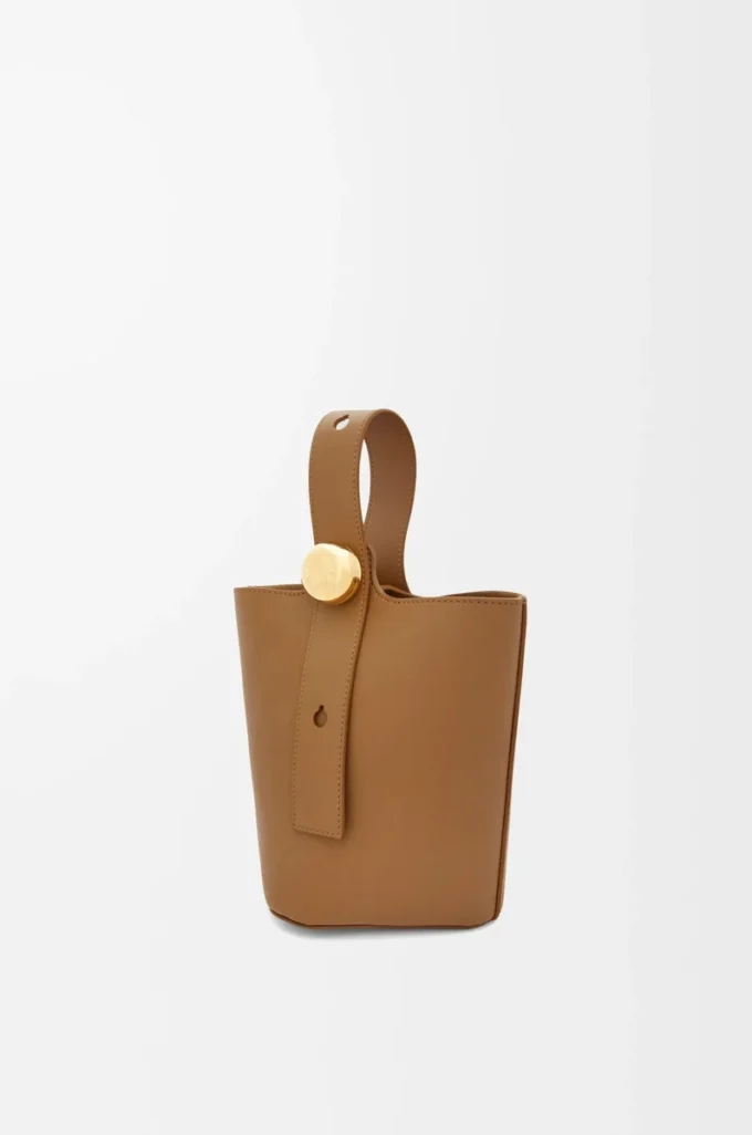 Mini Pebble-hinkväska i mjukt kalvskinn Oak Mini Pebble-hinkväska i mjukt kalvskinn Oak