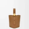 Mini Pebble-hinkväska i mjukt kalvskinn Oak Mini Pebble-hinkväska i mjukt kalvskinn Oak