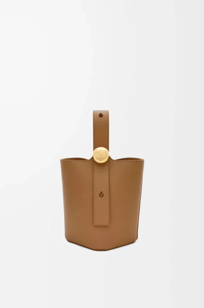 Mini Pebble-hinkväska i mjukt kalvskinn Oak Mini Pebble-hinkväska i mjukt kalvskinn Oak