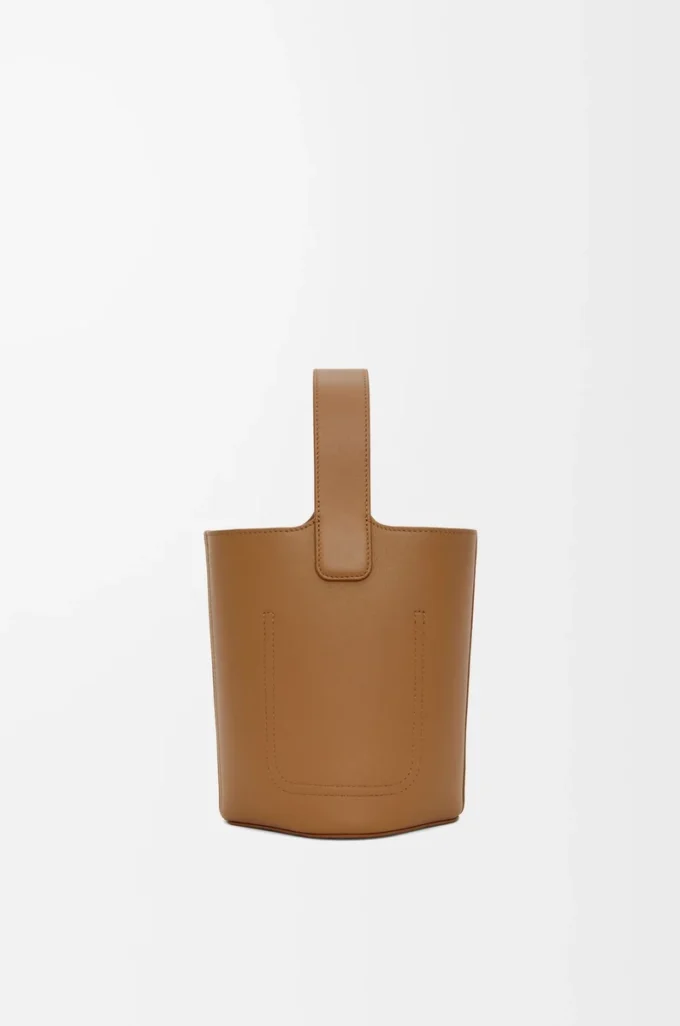 Mini Pebble-hinkväska i mjukt kalvskinn Oak Mini Pebble-hinkväska i mjukt kalvskinn Oak