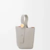 Mini Pebble-hinkväska i mjukt kalvskinn Shell Grey Mini Pebble-hinkväska i mjukt kalvskinn Shell Grey