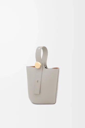 Mini Pebble-hinkväska i mjukt kalvskinn Shell Grey