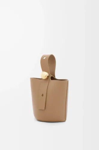 Mini Pebble-hinkväska i mjukt kornat kalvskinn Latte