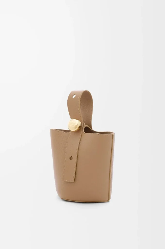 Mini Pebble-hinkväska i mjukt kornat kalvskinn Latte Mini Pebble-hinkväska i mjukt kornat kalvskinn Latte