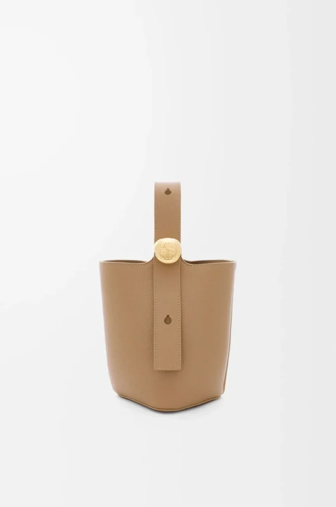 Mini Pebble-hinkväska i mjukt kornat kalvskinn Latte Mini Pebble-hinkväska i mjukt kornat kalvskinn Latte