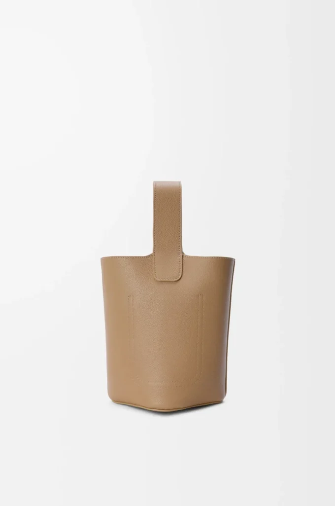 Mini Pebble-hinkväska i mjukt kornat kalvskinn Latte Mini Pebble-hinkväska i mjukt kornat kalvskinn Latte