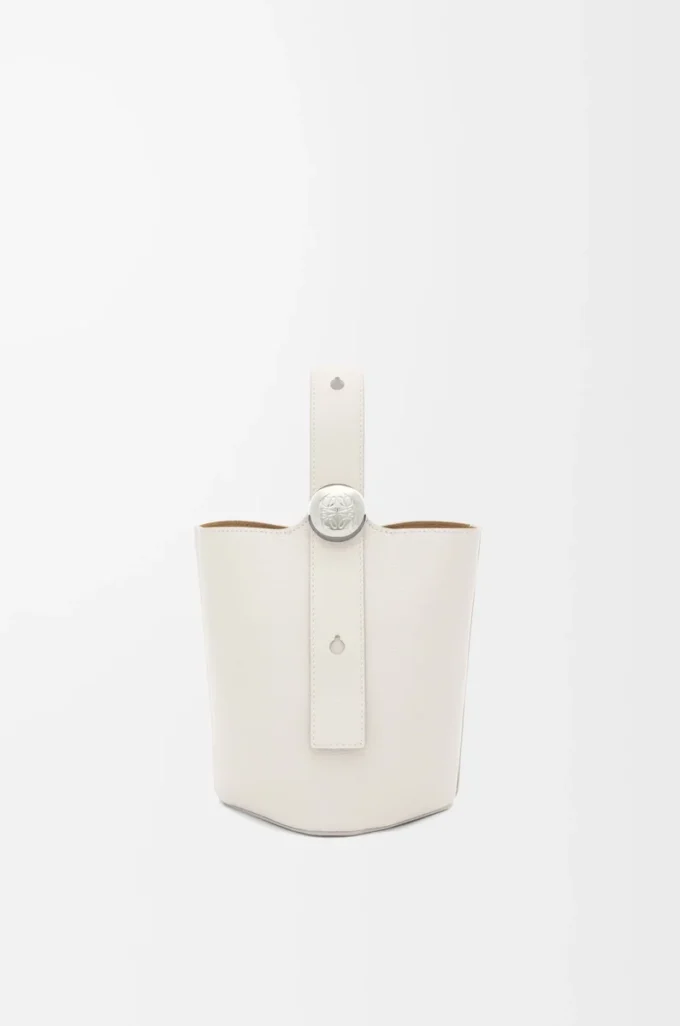 Mini Pebble-hinkväska i mjukt kornat kalvskinn, mjukt vitt Mini Pebble-hinkväska i mjukt kornat kalvskinn, mjukt vitt