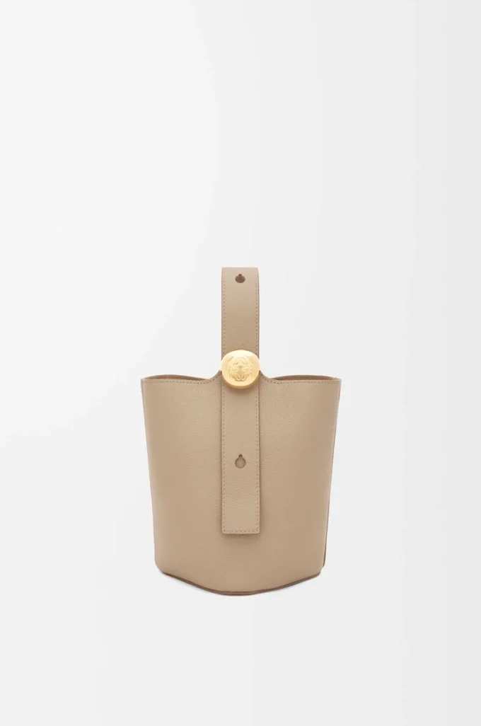 Mini Pebble-hinkväska i mjukt kornat kalvskinn, sandfärgad Mini Pebble-hinkväska i mjukt kornat kalvskinn, sandfärgad