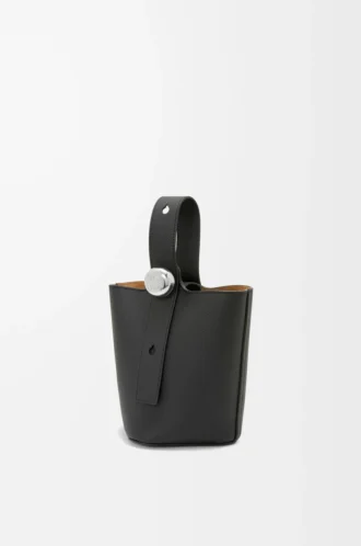 Mini Pebble-hinkväska i mjukt kornat kalvskinn, svart