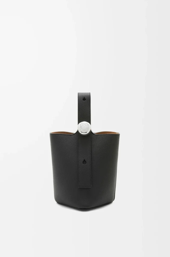 Mini Pebble-hinkväska i mjukt kornat kalvskinn, svart