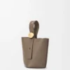 Mini Pebble-hinkväska i mjukt kornat kalvskinn Taupe Mini Pebble-hinkväska i mjukt kornat kalvskinn Taupe