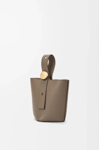 Mini Pebble-hinkväska i mjukt kornat kalvskinn Taupe