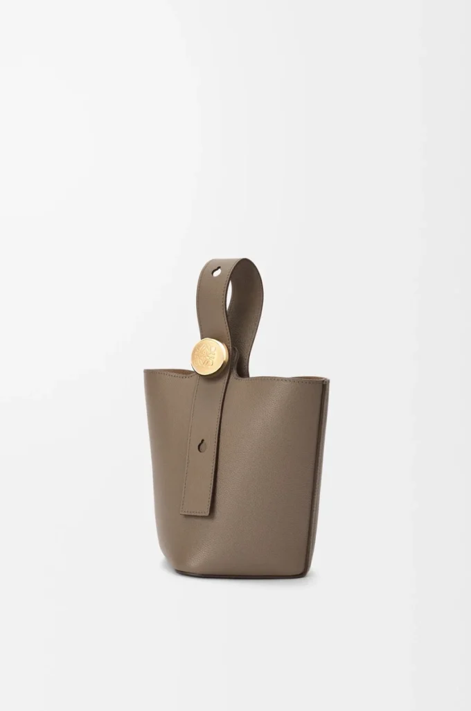 Mini Pebble-hinkväska i mjukt kornat kalvskinn Taupe Mini Pebble-hinkväska i mjukt kornat kalvskinn Taupe