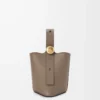 Mini Pebble-hinkväska i mjukt kornat kalvskinn Taupe Mini Pebble-hinkväska i mjukt kornat kalvskinn Taupe