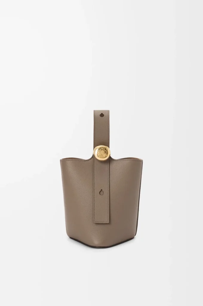 Mini Pebble-hinkväska i mjukt kornat kalvskinn Taupe Mini Pebble-hinkväska i mjukt kornat kalvskinn Taupe