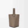 Mini Pebble-hinkväska i mjukt kornat kalvskinn Taupe Mini Pebble-hinkväska i mjukt kornat kalvskinn Taupe