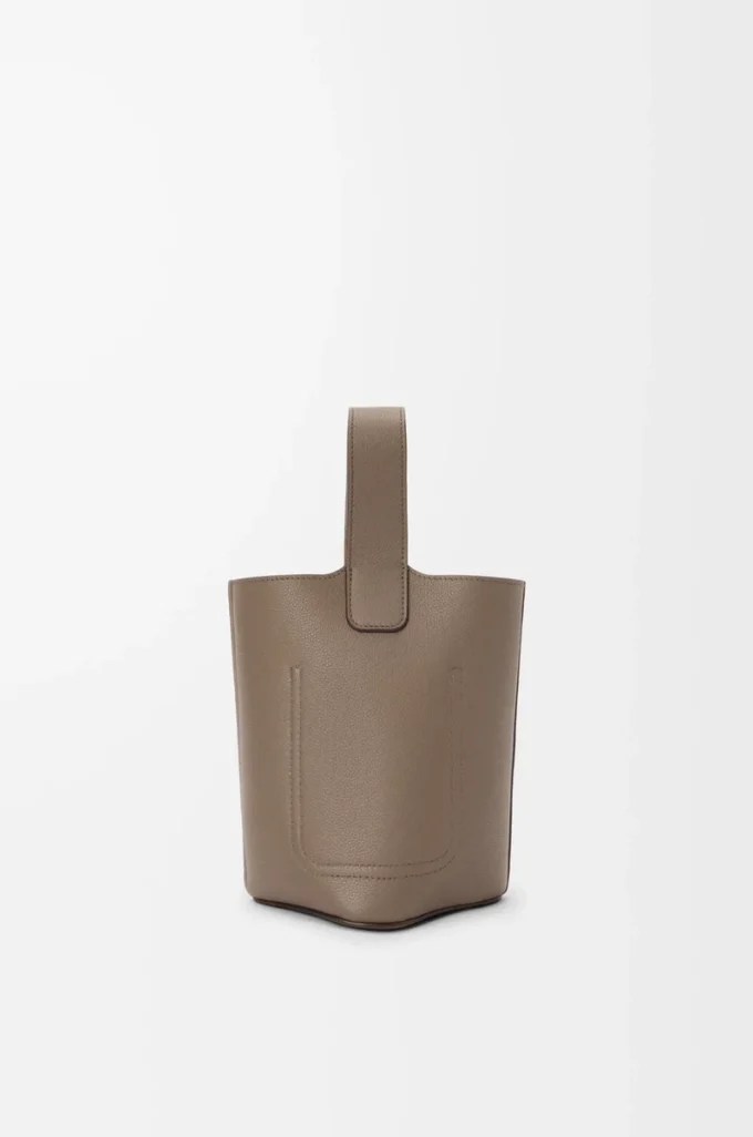 Mini Pebble-hinkväska i mjukt kornat kalvskinn Taupe Mini Pebble-hinkväska i mjukt kornat kalvskinn Taupe