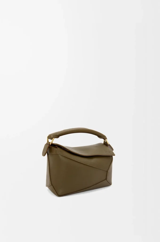 Mini Puzzle Edge-väska i klassiskt kalvskinn, mörk khaki Mini Puzzle Edge-väska i klassiskt kalvskinn, mörk khaki