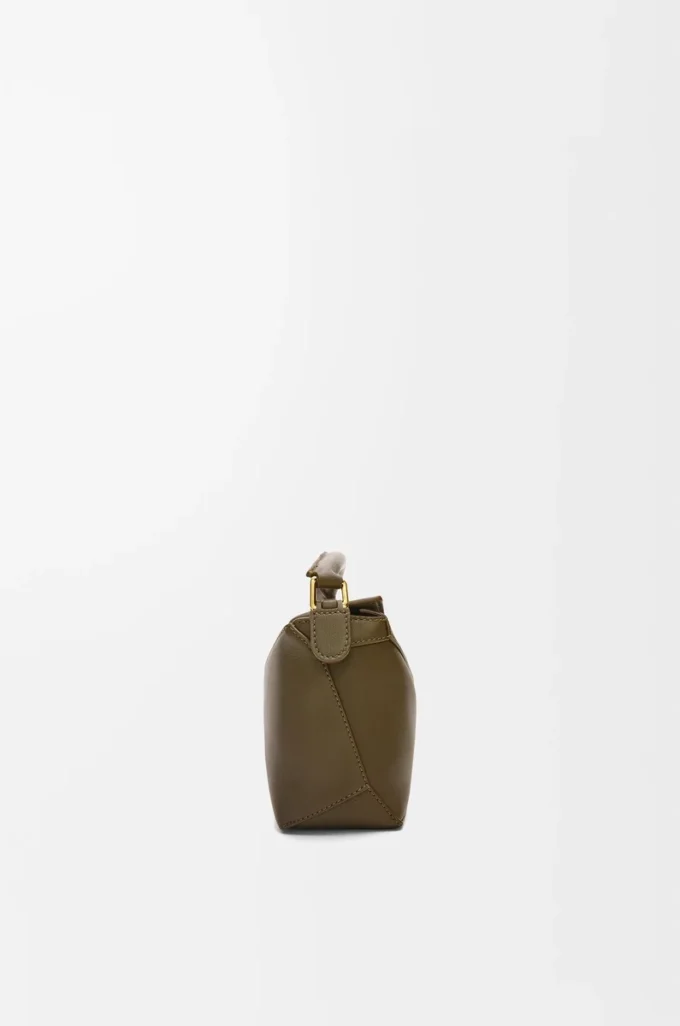 Mini Puzzle Edge-väska i klassiskt kalvskinn, mörk khaki Mini Puzzle Edge-väska i klassiskt kalvskinn, mörk khaki