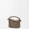 Mini Puzzle Edge-väska i mjukt kornat kalvskinn Taupe Mini Puzzle Edge-väska i mjukt kornat kalvskinn Taupe