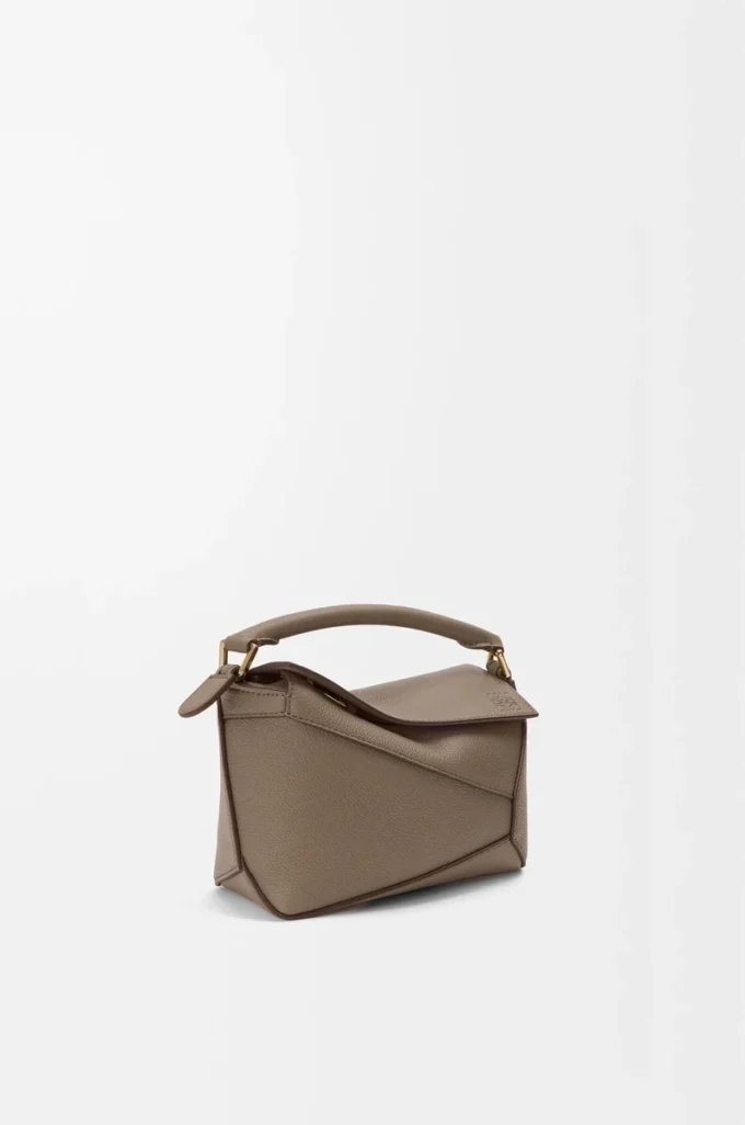 Mini Puzzle Edge-väska i mjukt kornat kalvskinn Taupe Mini Puzzle Edge-väska i mjukt kornat kalvskinn Taupe