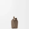Mini Puzzle Edge-väska i mjukt kornat kalvskinn Taupe Mini Puzzle Edge-väska i mjukt kornat kalvskinn Taupe