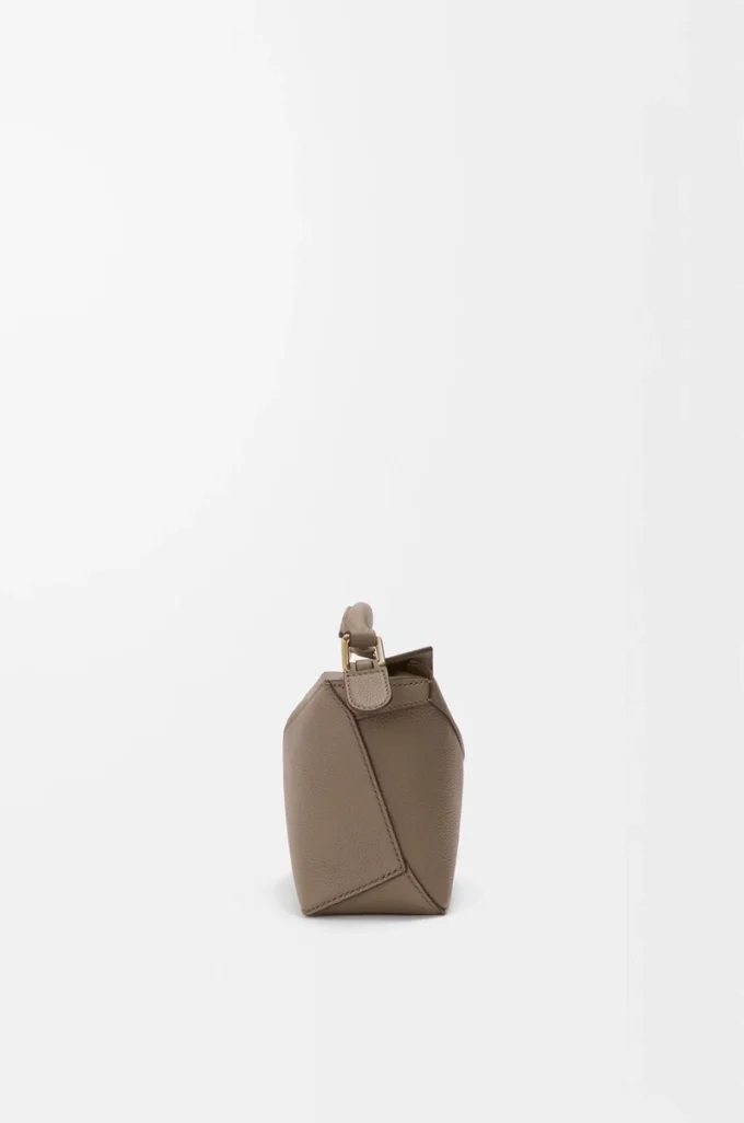 Mini Puzzle Edge-väska i mjukt kornat kalvskinn Taupe Mini Puzzle Edge-väska i mjukt kornat kalvskinn Taupe