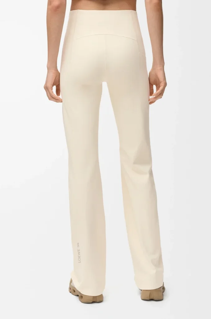 Mjuka bootleg-byxor i teknisk jersey, ivory Mjuka bootleg-byxor i teknisk jersey, ivory