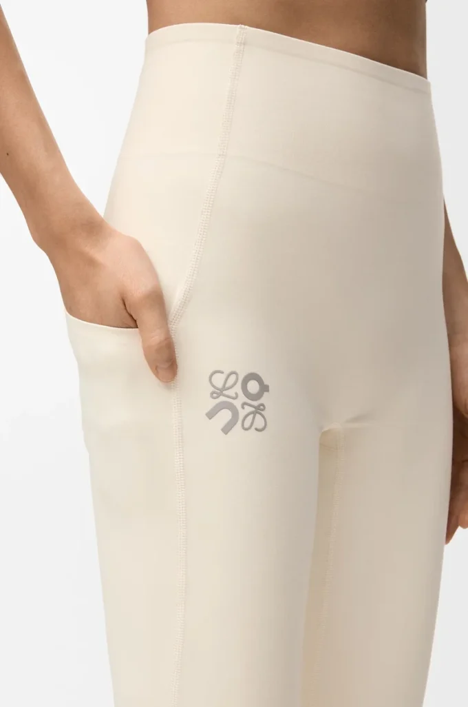 Mjuka bootleg-byxor i teknisk jersey, ivory Mjuka bootleg-byxor i teknisk jersey, ivory
