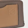Myntkortfodral i mjukt kornat kalvskinn Taupe/Gold Myntkortfodral i mjukt kornat kalvskinn Taupe/Gold