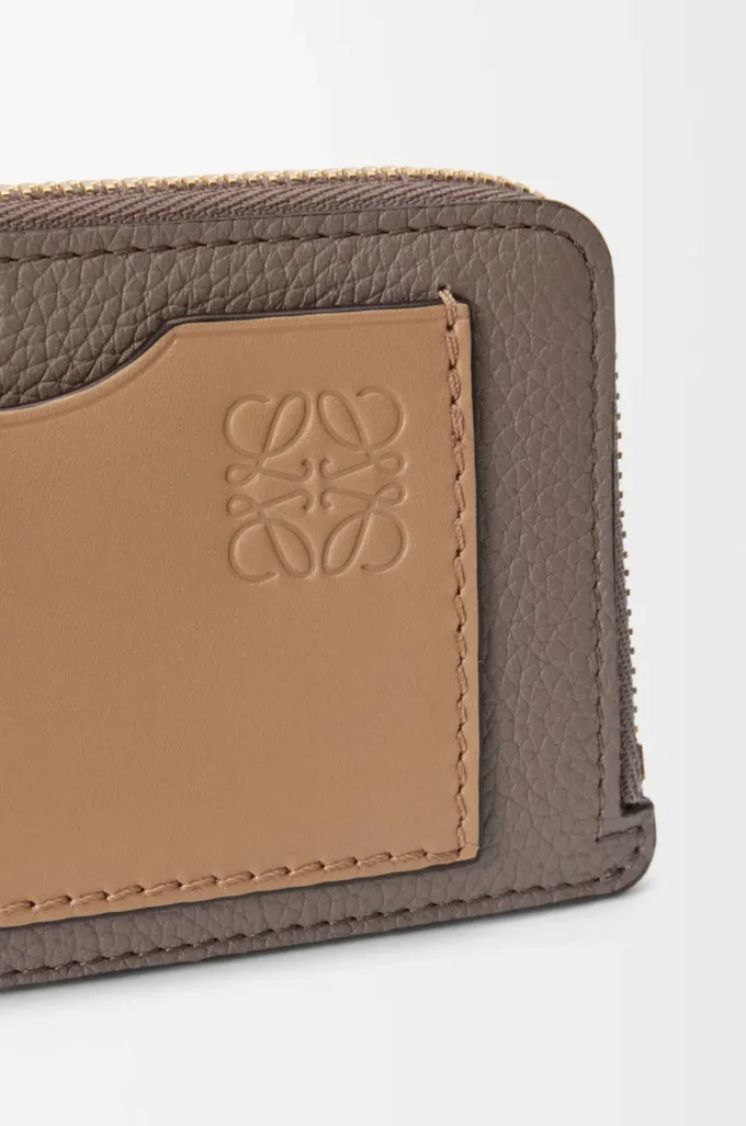 Myntkortfodral i mjukt kornat kalvskinn Taupe/Gold Myntkortfodral i mjukt kornat kalvskinn Taupe/Gold