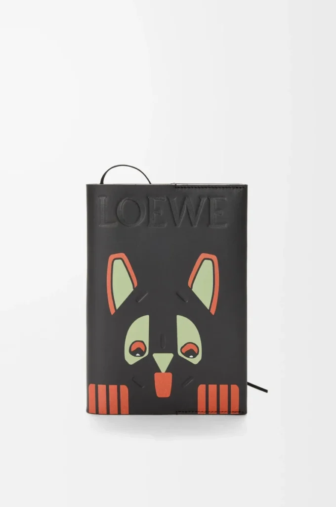 Notebook i kalvskinn med futuristisk kattmotiv Svart/Flerfärgad Notebook i kalvskinn med futuristisk kattmotiv Svart/Flerfärgad