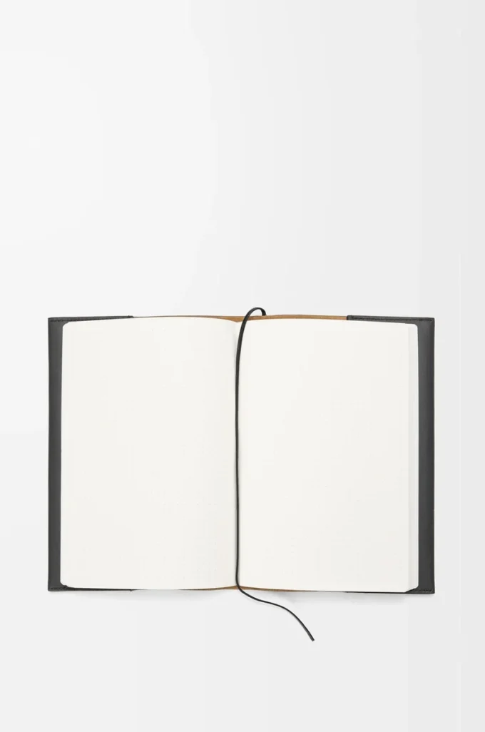 Notebook i kalvskinn med futuristisk kattmotiv Svart/Flerfärgad Notebook i kalvskinn med futuristisk kattmotiv Svart/Flerfärgad