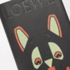 Notebook i kalvskinn med futuristisk kattmotiv Svart/Flerfärgad Notebook i kalvskinn med futuristisk kattmotiv Svart/Flerfärgad