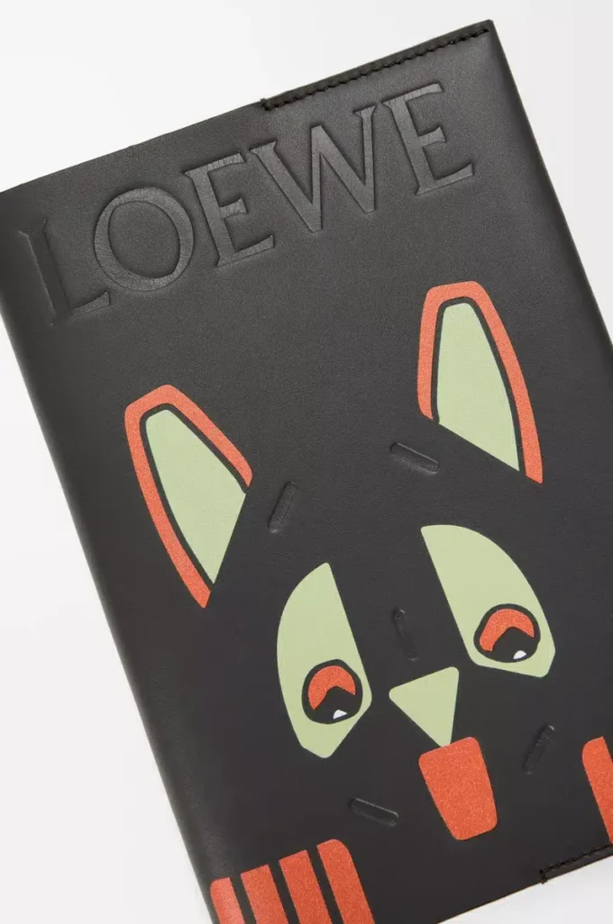 Notebook i kalvskinn med futuristisk kattmotiv Svart/Flerfärgad Notebook i kalvskinn med futuristisk kattmotiv Svart/Flerfärgad