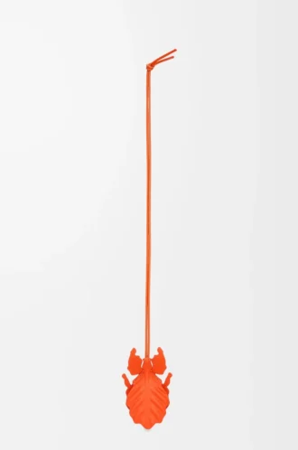 Nyckelring med bladinsekt i klassiskt kalvskinn, Vivid Orange Nyckelring med bladinsekt i klassiskt kalvskinn, Vivid Orange