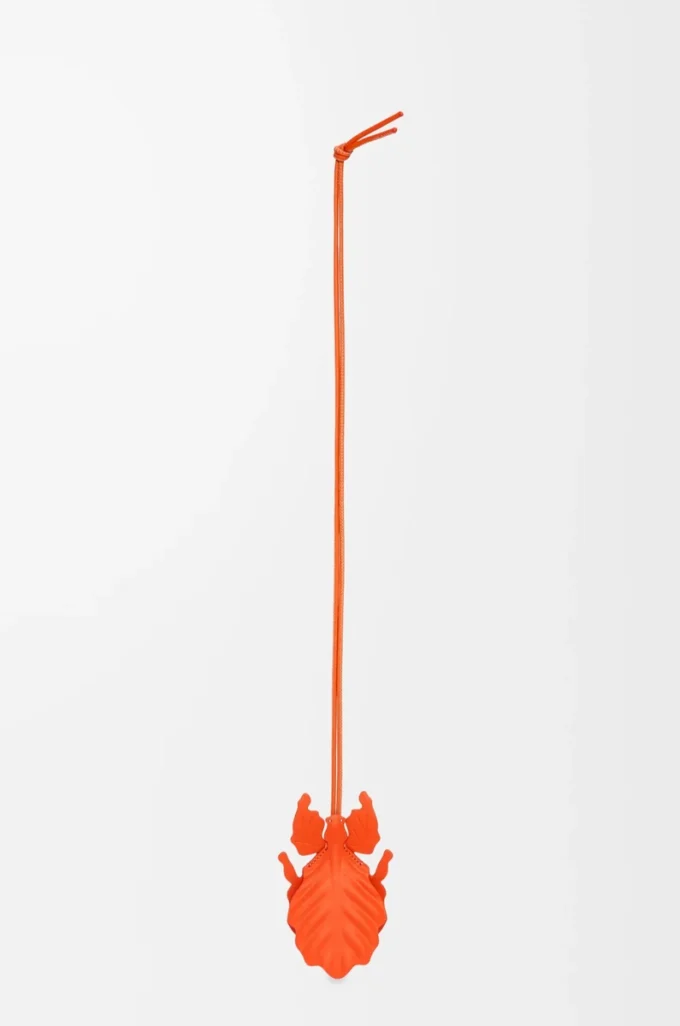 Nyckelring med bladinsekt i klassiskt kalvskinn, Vivid Orange Nyckelring med bladinsekt i klassiskt kalvskinn, Vivid Orange