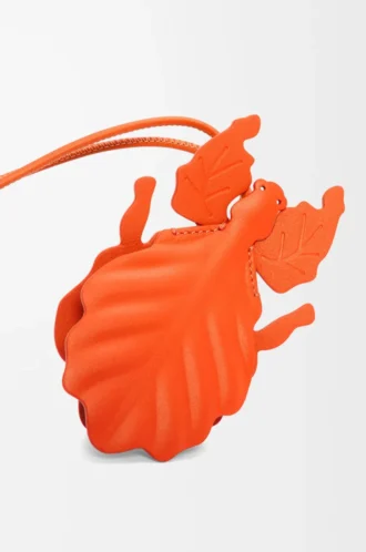 Nyckelring med bladinsekt i klassiskt kalvskinn, Vivid Orange Nyckelring med bladinsekt i klassiskt kalvskinn, Vivid Orange