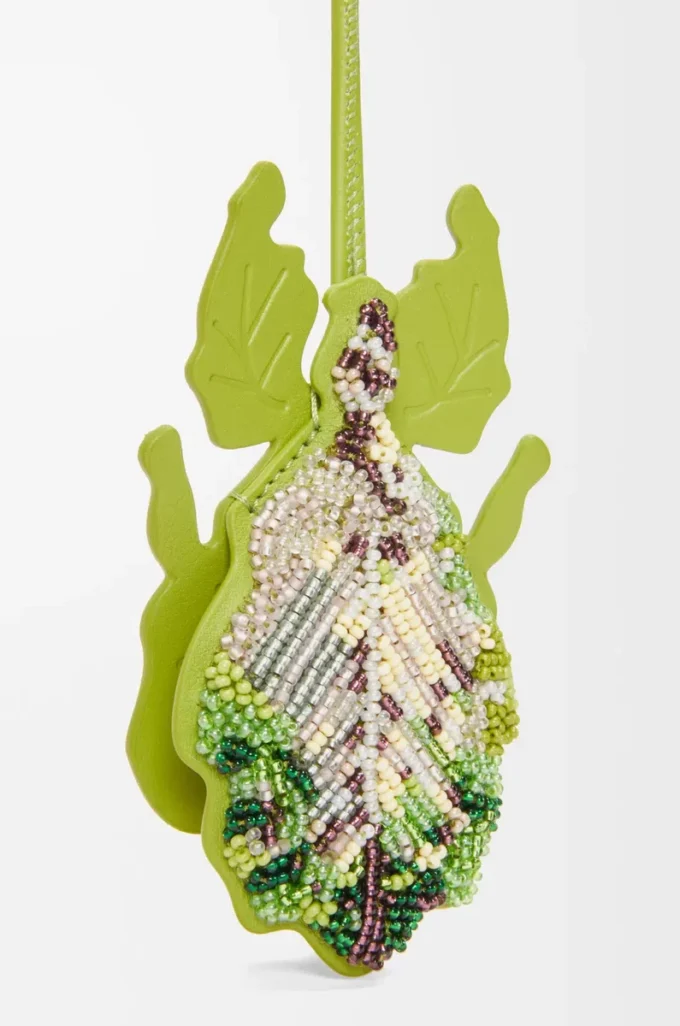 Nyckelring med bladinsekt i pärlbroderat läder i färgen Meadow Green Nyckelring med bladinsekt i pärlbroderat läder i färgen Meadow Green