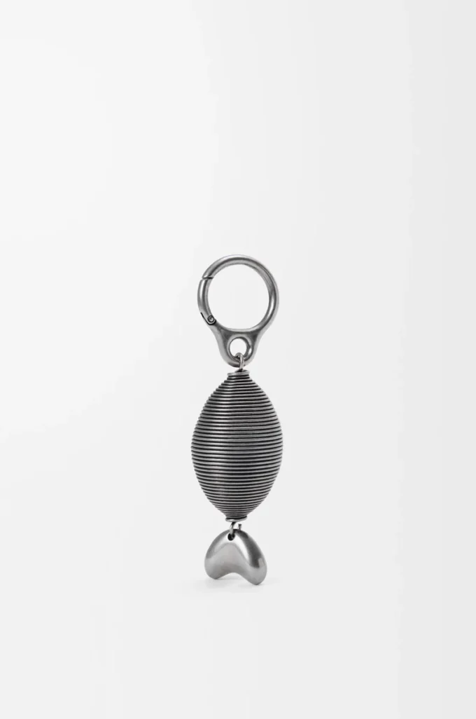 Oval fiskberlock i åldrat silver