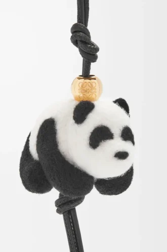 Panda-berlock i filt och kalvskinn Svart/Vit Panda-berlock i filt och kalvskinn Svart/Vit