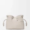 Panta medium Flamenco-clutch i glänsande kalvskinn Light Ghost Panta medium Flamenco-clutch i glänsande kalvskinn Light Ghost