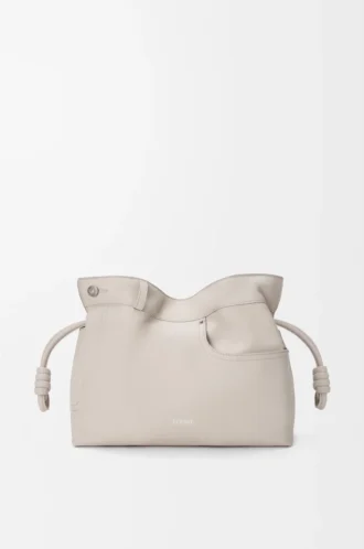 Panta medium Flamenco-clutch i glänsande kalvskinn Light Ghost
