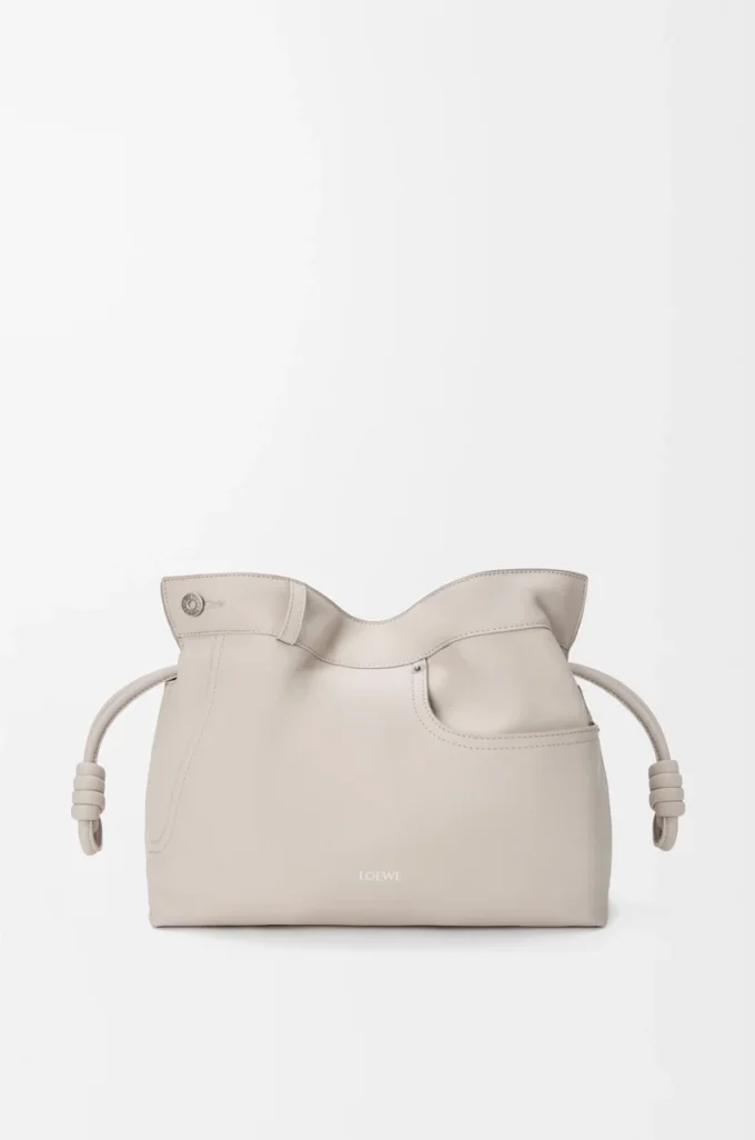 Panta medium Flamenco-clutch i glänsande kalvskinn Light Ghost Panta medium Flamenco-clutch i glänsande kalvskinn Light Ghost