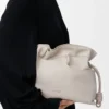 Panta medium Flamenco-clutch i glänsande kalvskinn Light Ghost Panta medium Flamenco-clutch i glänsande kalvskinn Light Ghost
