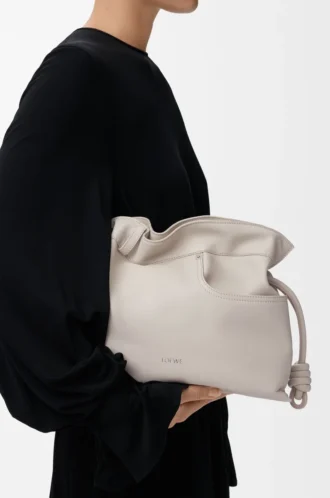 Panta medium Flamenco-clutch i glänsande kalvskinn Light Ghost
