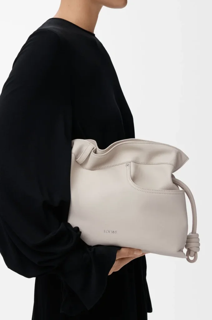 Panta medium Flamenco-clutch i glänsande kalvskinn Light Ghost Panta medium Flamenco-clutch i glänsande kalvskinn Light Ghost