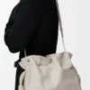 Panta medium Flamenco-clutch i glänsande kalvskinn Light Ghost Panta medium Flamenco-clutch i glänsande kalvskinn Light Ghost