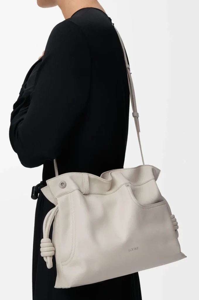 Panta medium Flamenco-clutch i glänsande kalvskinn Light Ghost Panta medium Flamenco-clutch i glänsande kalvskinn Light Ghost