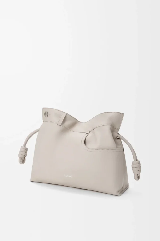Panta medium Flamenco-clutch i glänsande kalvskinn Light Ghost Panta medium Flamenco-clutch i glänsande kalvskinn Light Ghost